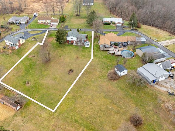 3rd image of 224 Hemlock Ln