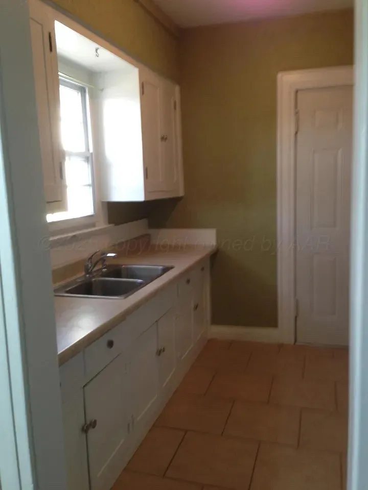 Cozy 1-Bed Apartment with Balcony and Parking in Amarillo — Photo 2