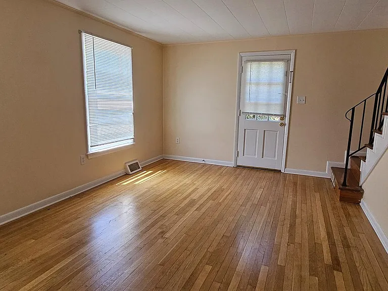 220 E Whitlock Ave — Photo 6