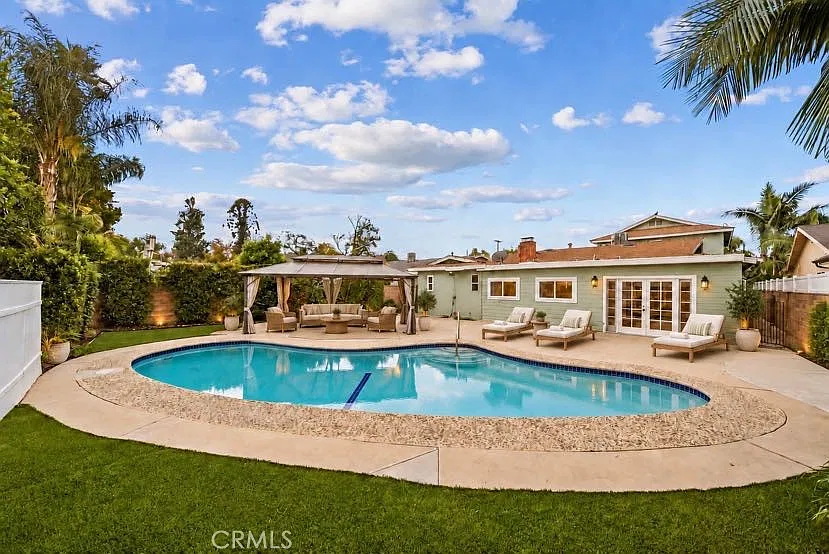 12319 Erwin St