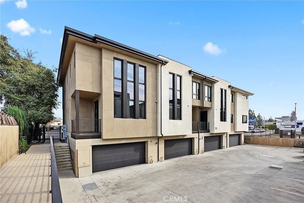 4 bed, 2170 sqft, $5,200 — Photo 2