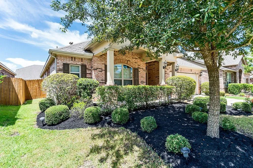4 bed, 2.0 bath, 2217 sqft, $2,295 — Photo 2