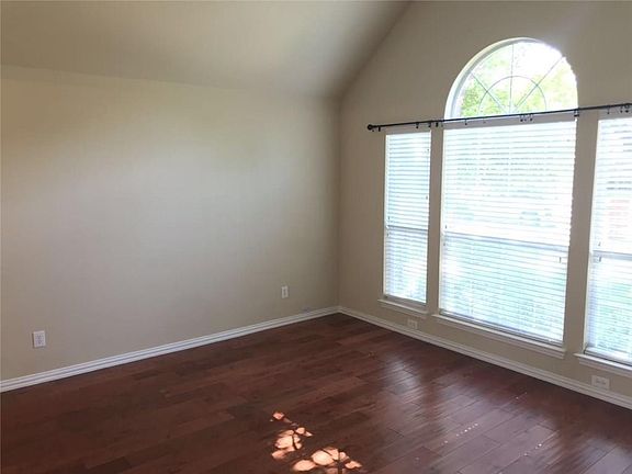 5th image of 1104 Pecan Valley Dr