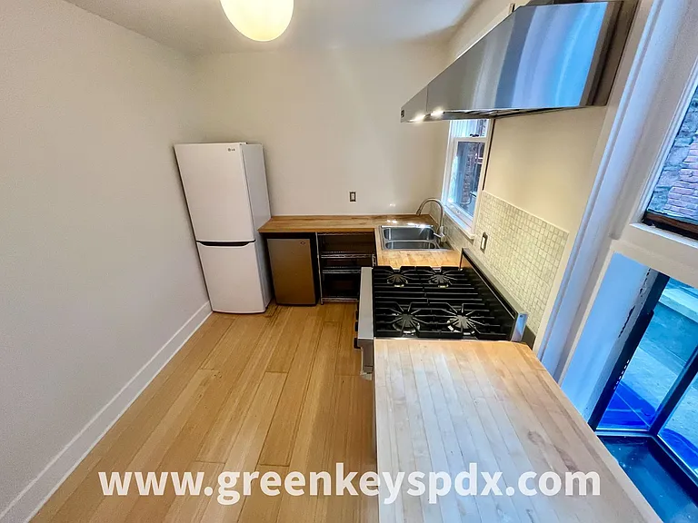 2182 NW Hoyt St #8 — Photo 7
