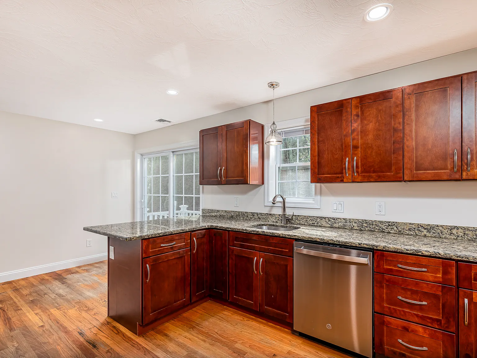 3 bed, 1160 sqft, $3,950 — Photo 4