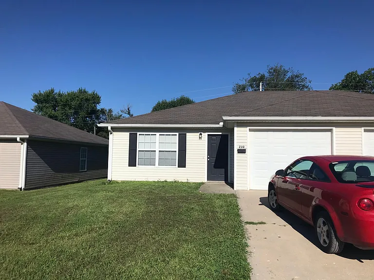 208 Truman St — Photo 5