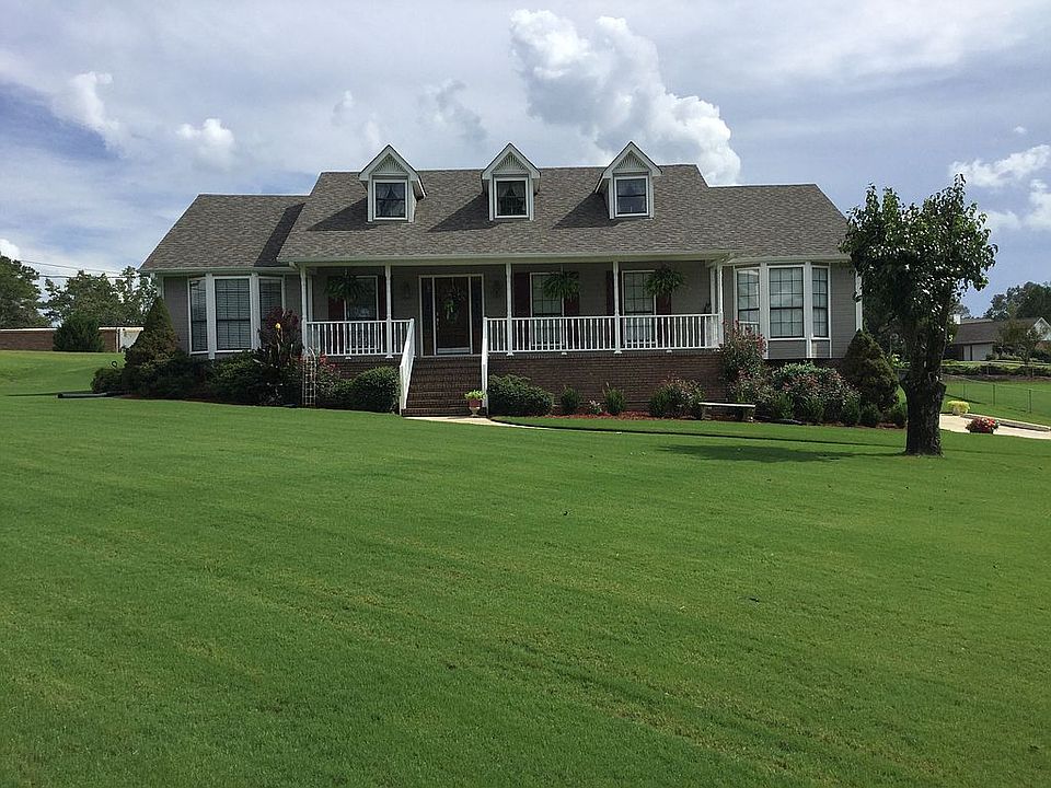 Beautiful home...scenic lawn