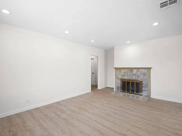 6607 Riverton Ave — Photo 4