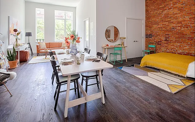 Rented by Farside Realty LLC | media 2