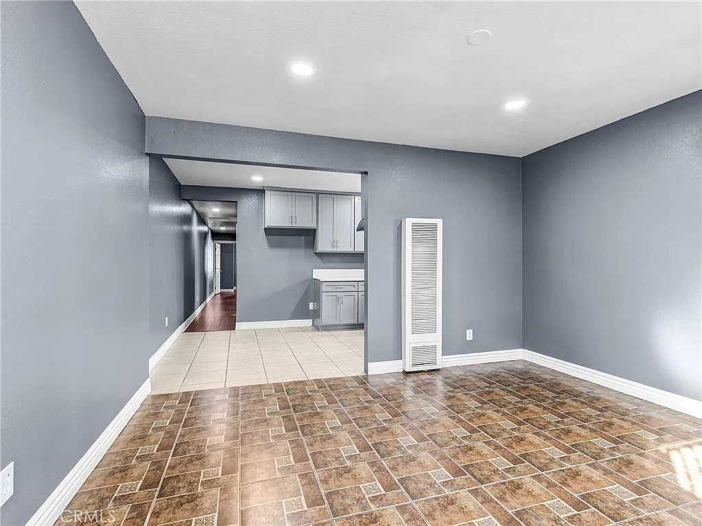 3 bed, 978 sqft, $2,400 — Photo 3