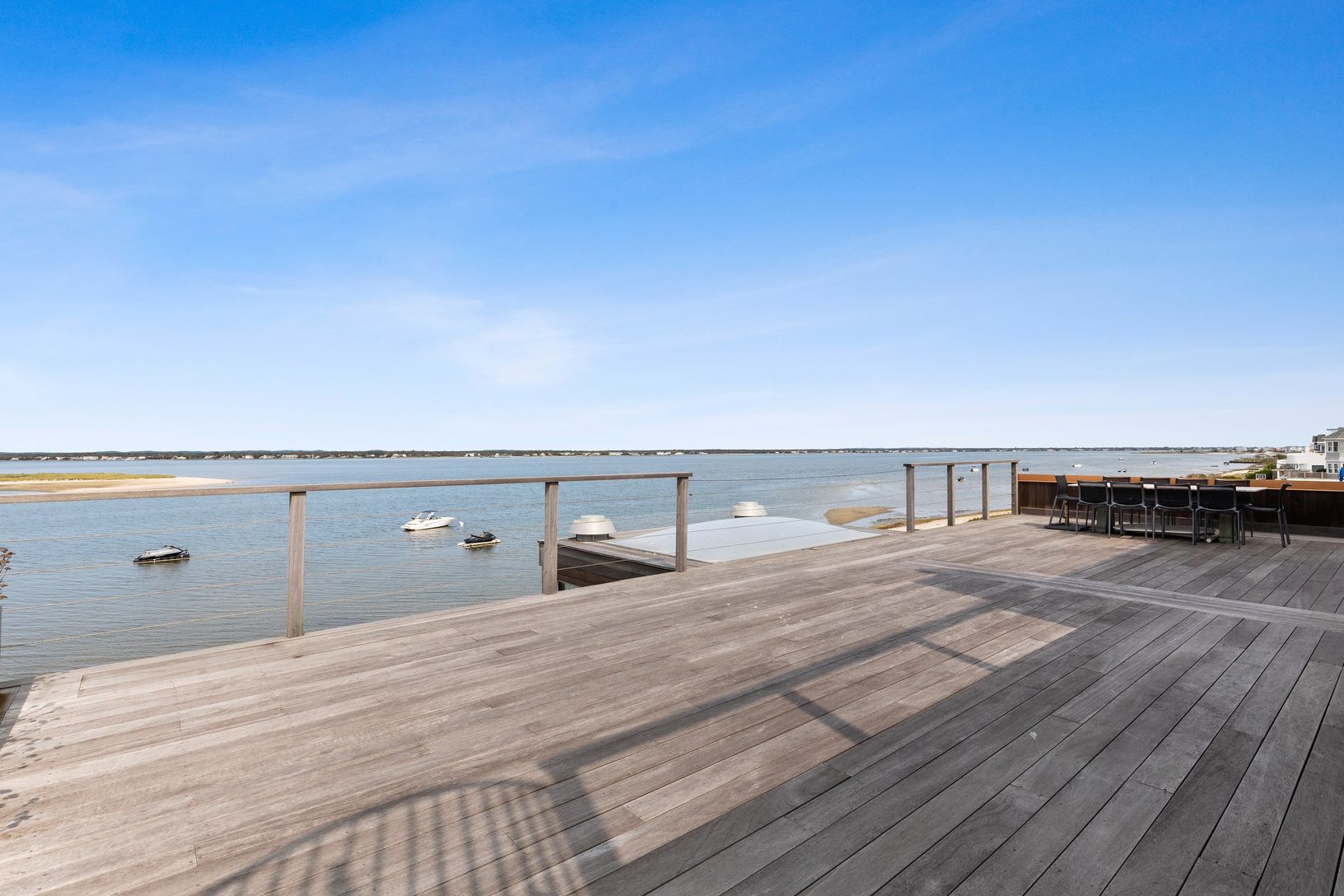  Massive entertaining deck