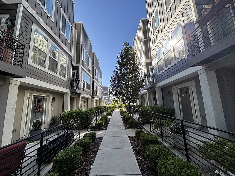 3 bed, 3.5 bath, 2030 sqft, $2,550 — Photo 3