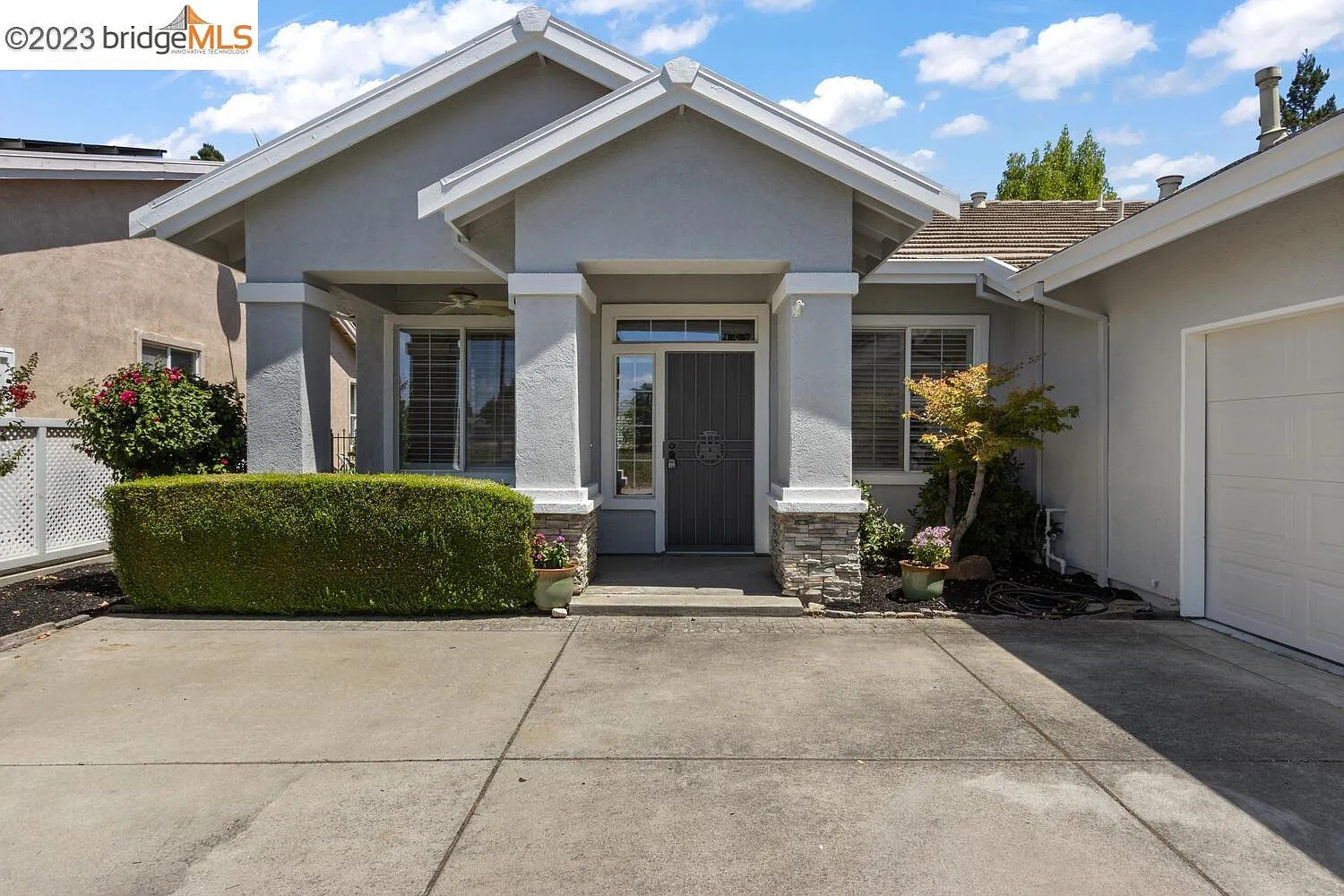 314 Gladstone Dr photo 1