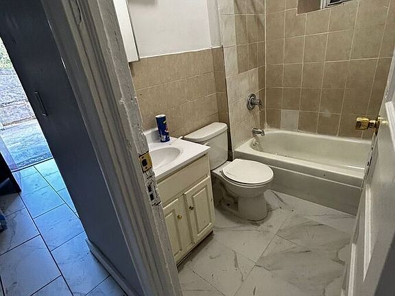 3rd image of 67 Van Cortlandt Park Ave #2