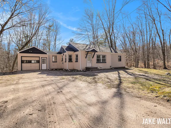 746 W 48th St, Newaygo, MI 49337