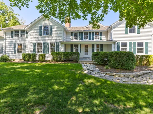 332 Old Sutton Rd, Barrington, IL 60010
