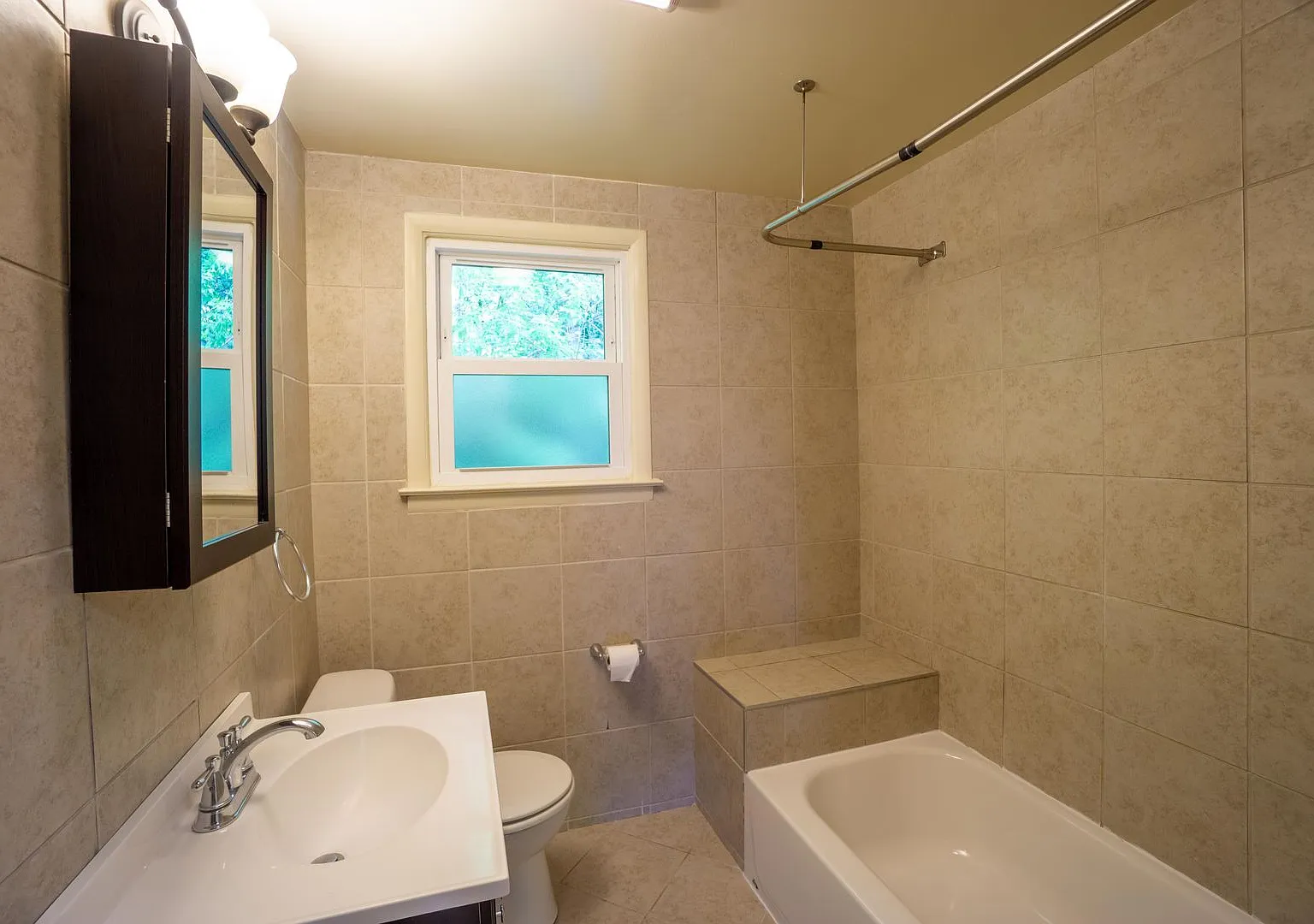 133 Houston Ave - Available 06/01/2027 - Renovated 2nd Floor Flat — Photo 4