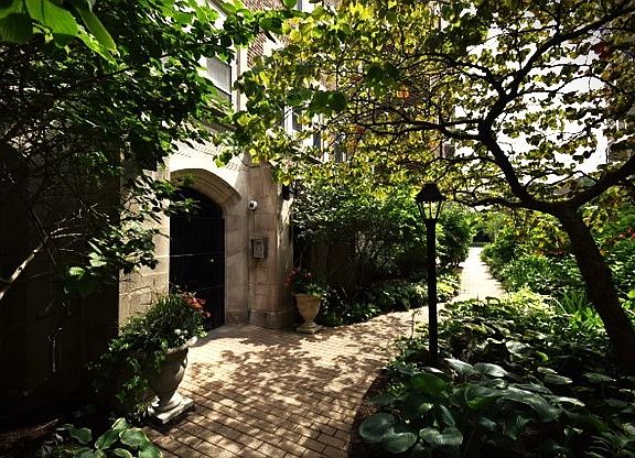 3rd image of 6334 N Sheridan Rd #3E