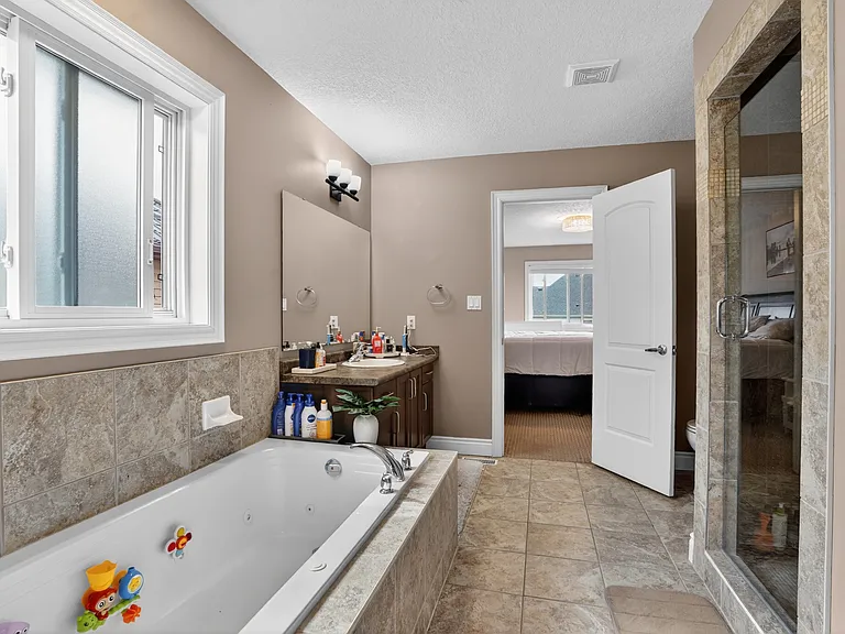 2200 Dogwood Cres — Photo 37