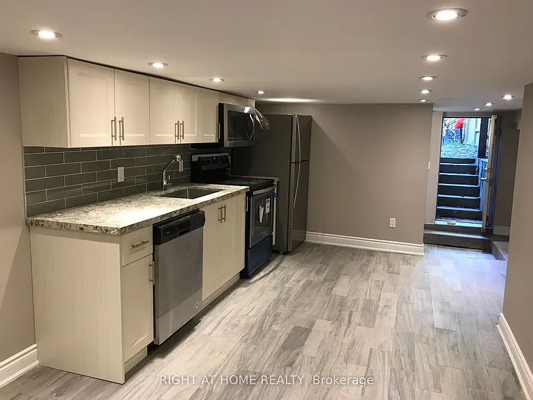231 Albany Ave — Photo 2
