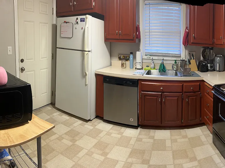 1256 Farmington Ave #B — Photo 2