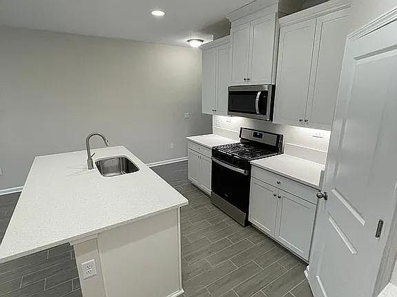 5th image of 270 Brandon Lakes Dr