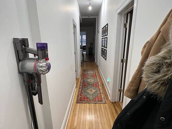 4th image of 1037 N Hoyne Ave APT 1