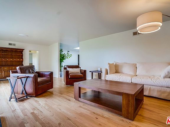 3rd image of 3131 Voltaire Dr