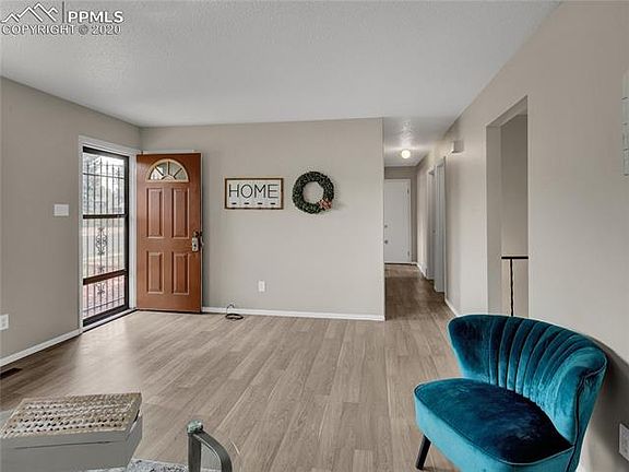5th image of 748 Winnepeg Dr