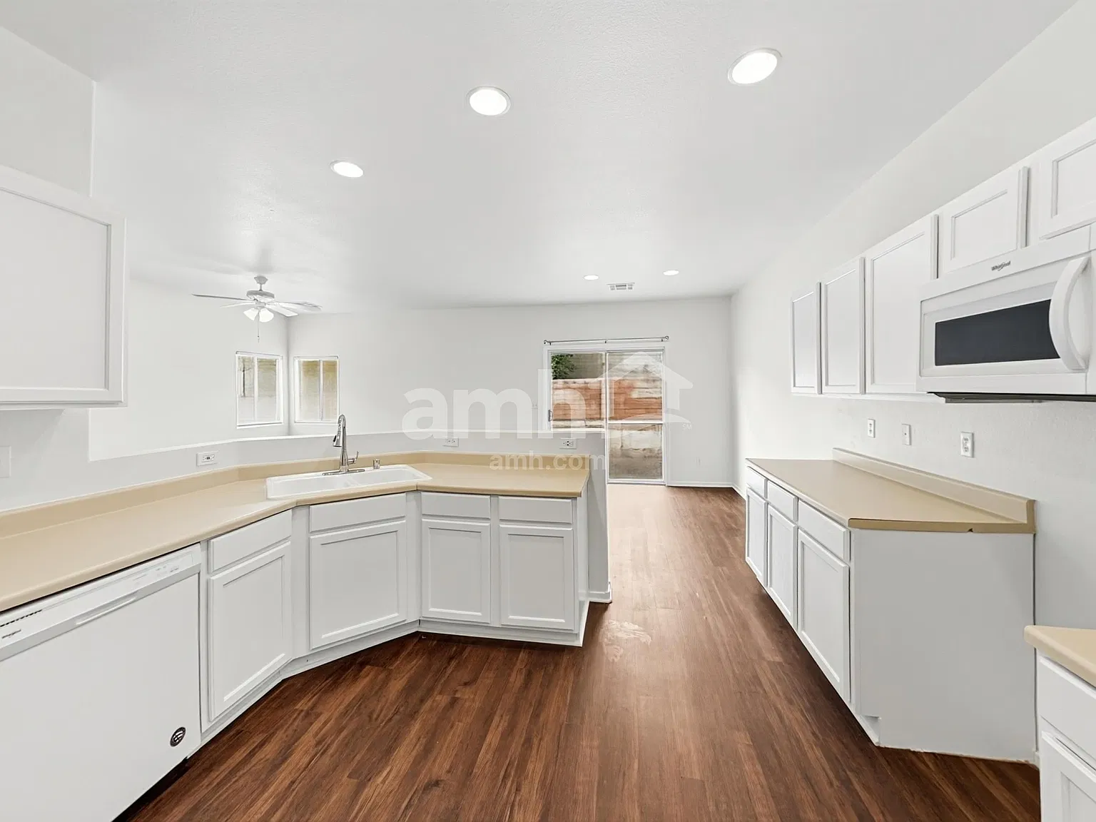 4 bed, 2.5 bath, 1894 sqft, $2,195 — Photo 4