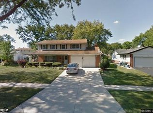 61 Eden Rd, Elk Grove Village, IL 60007