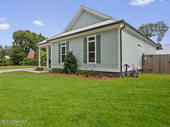 3rd image of 329 Saint George St