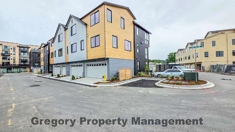 3 bed, 3.5 bath, 1836 sqft, $3,999 — Photo 3