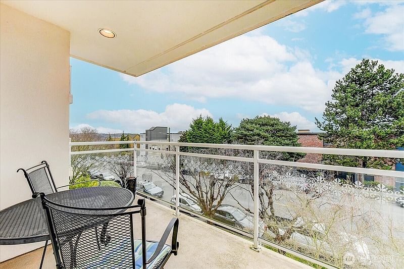 3rd image of 1527 California Avenue SW #301