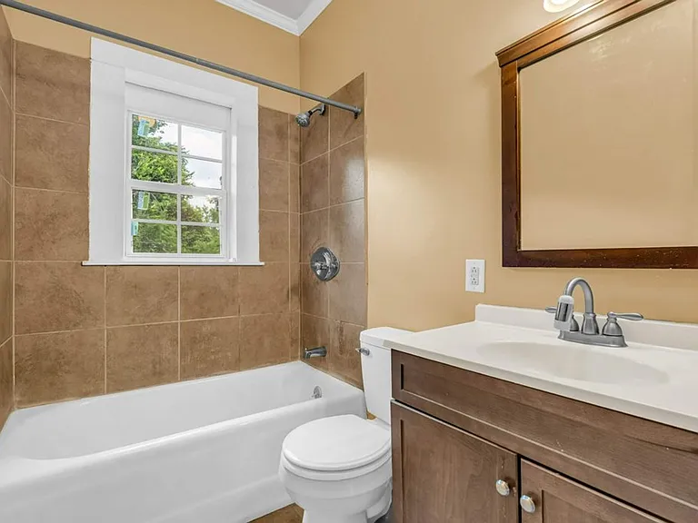 338 N Church St — Photo 4