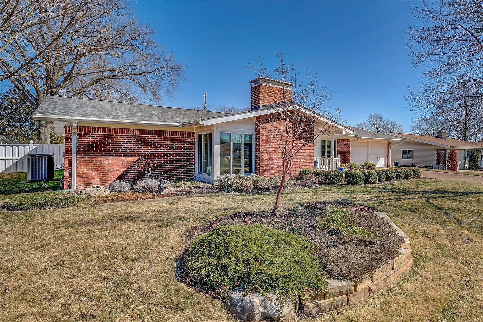 9438 Crestwood Manor Dr photo 1