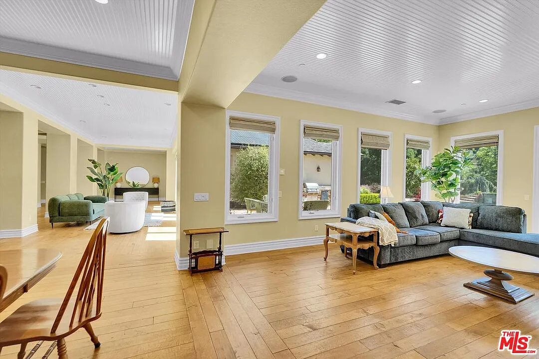 5 bed, 6.0 bath, 5746 sqft, $15,650 — Photo 2
