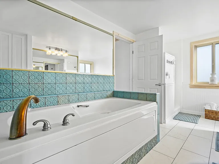 300 Rossmore Dr — Photo 18