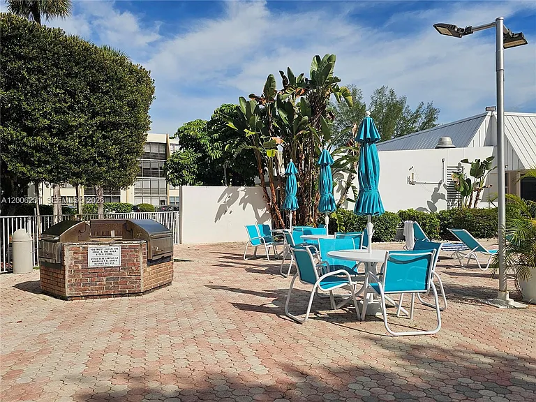 20400 W Country Club Dr #315 — Photo 4