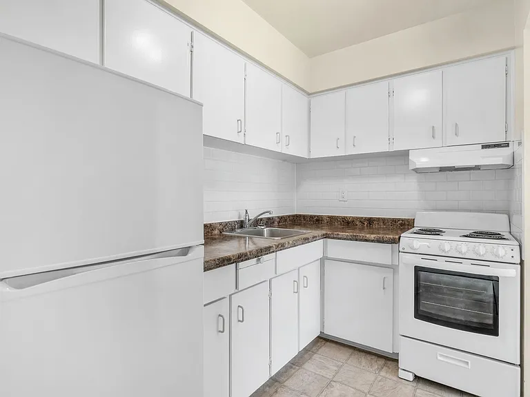 1655 Chesterfield Ave #109 — Photo 6