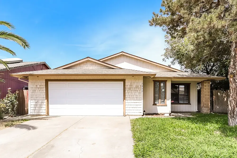 1553 Colfax Dr — Photo 2