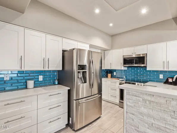 7401 W ARROWHEAD CLUBHOUSE Drive #2045, Glendale, AZ 85308