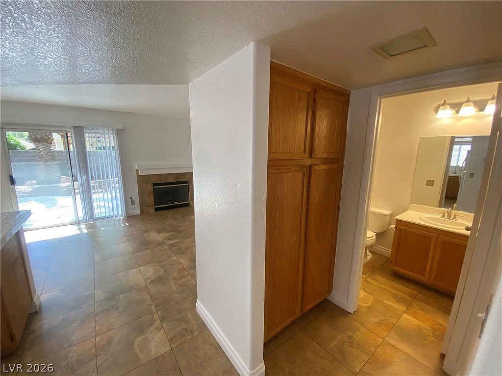 3 bed, 2.5 bath, 1657 sqft, $2,100 — Photo 3