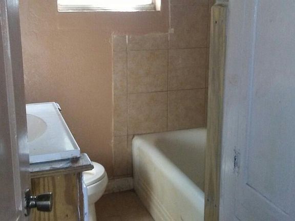 3rd image of 209 E Crockett St