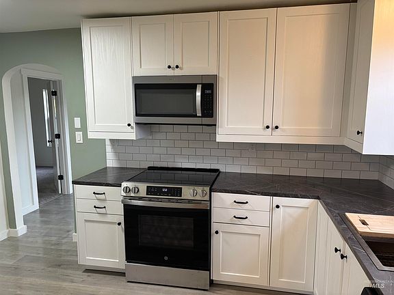 4th image of 113 W 38th St