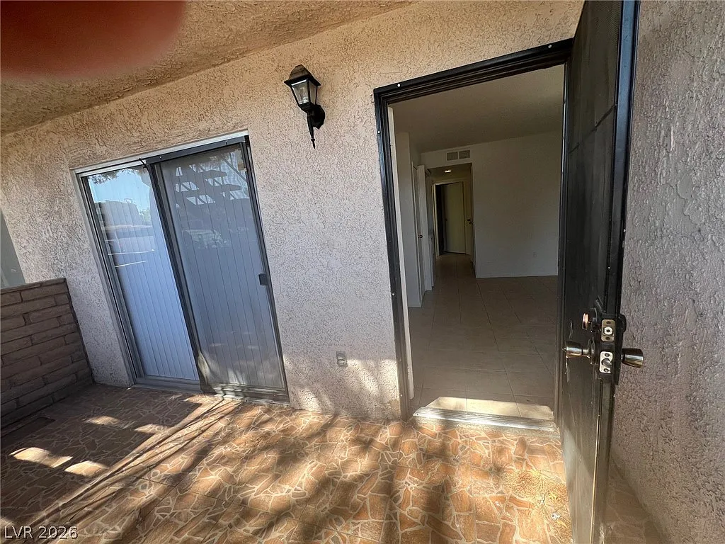 2 bed, 2.0 bath, 3744 sqft, $1,100 — Photo 4