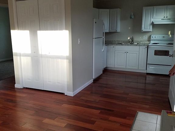 kitchen, washer/dryer closet