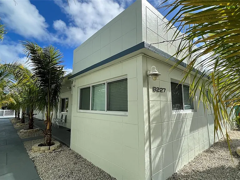 8227 Crespi Blvd #4 — Photo 23