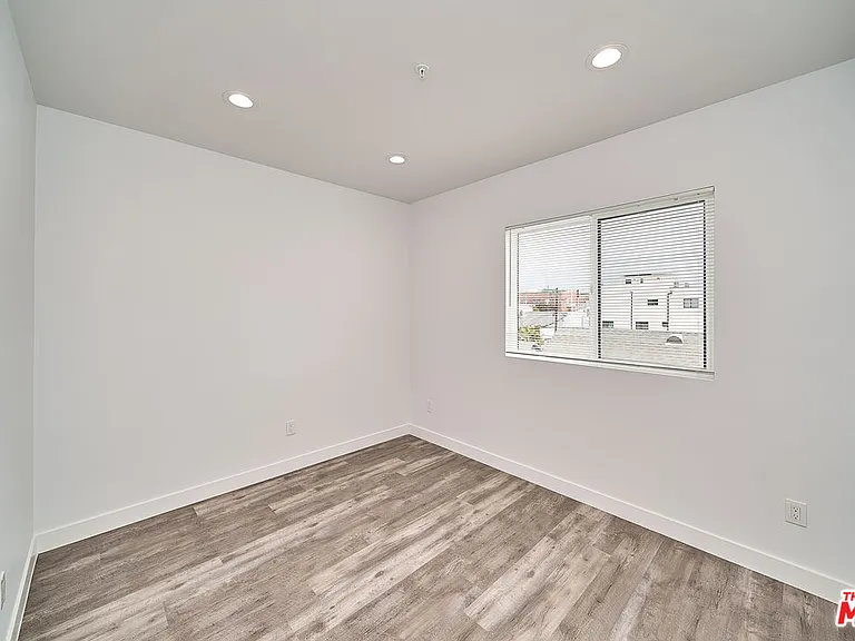 601 W 41st Pl — Photo 18