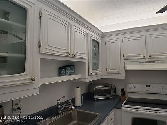 4th image of 2801 Somerset Dr APT 206